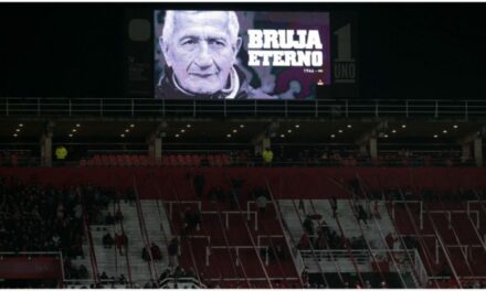 “Bruja Eterno”: con cinta negra y cánticos, Estudiantes despidió por última vez a Juan Ramón Verón