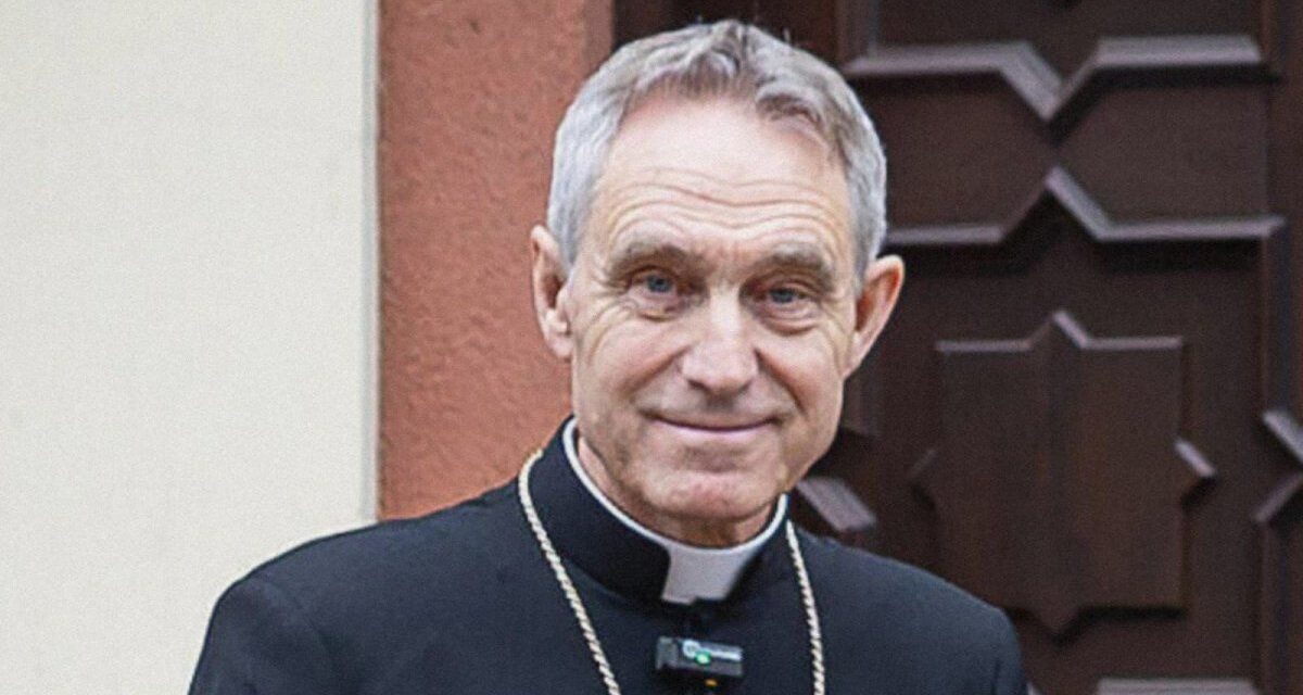 Con críticas a Francisco, el exsecretario de Benedicto XVI dijo que terminó la era de la arbitrariedad en el Vaticano