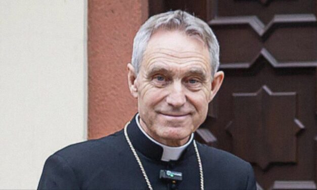 Con críticas a Francisco, el exsecretario de Benedicto XVI dijo que terminó la era de la arbitrariedad en el Vaticano