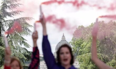 Mujeres encienden bengalas y denuncian exclusión en el Cónclave