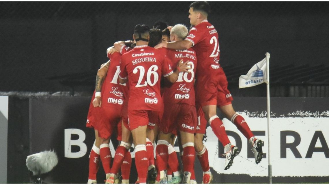 Huracán es más líder que nunca: lo dio vuelta ante Racing de Montevideo y afirmó su gran momento en la Copa Sudamericana
