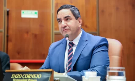 Cornejo presentó un proyecto para regular el uso de celulares en las escuelas