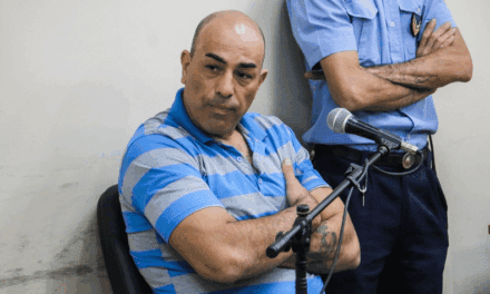 <div class="volanta-custom" style="
                color: #444;
                font-size: 0.8rem;
                font-weight: 600;
                line-height: 1.1;
                margin-bottom: 6px;
                text-transform: uppercase;
                letter-spacing: 0.3px;
                text-align: left;
            ">Crimen de Pocito</div><div class="post-title-custom" style="text-align: left;">“El Veneno” al Penal: el luchador que habría asesinado a sangre fría a un changarín en Pocito</div>