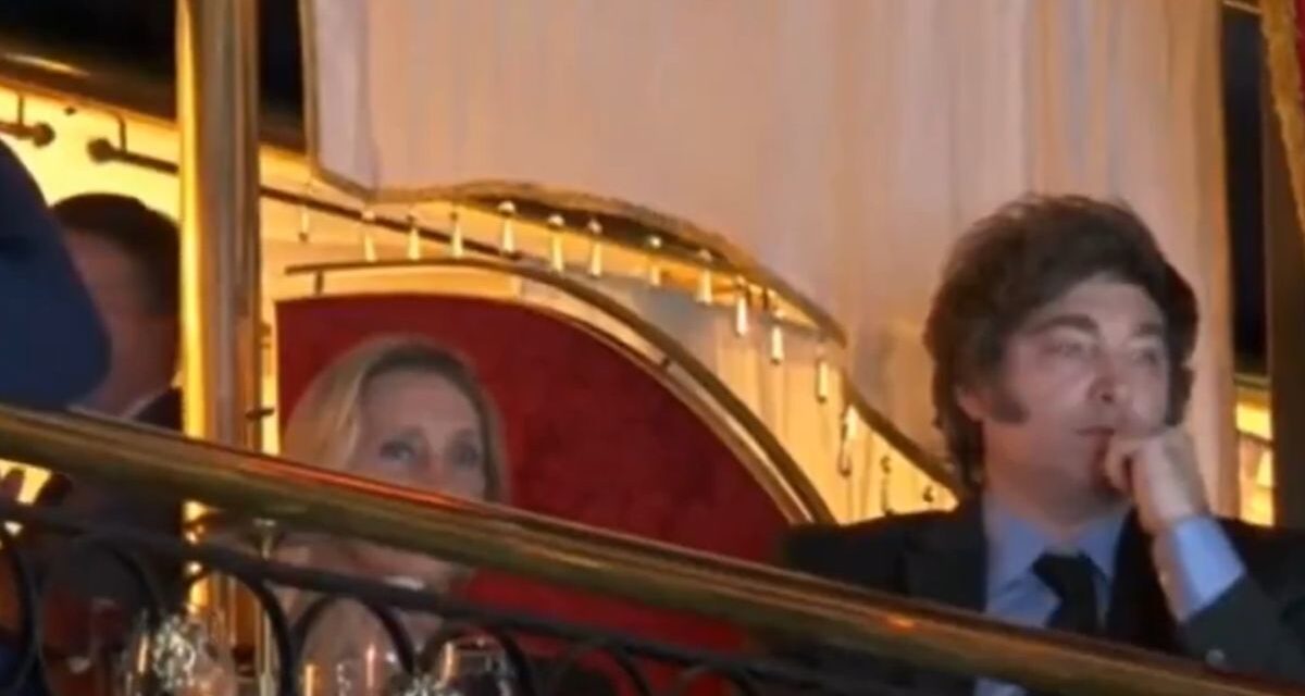 Javier Milei estuvo presente en el desfile de Roberto Piazza por sus 50 años de carrera