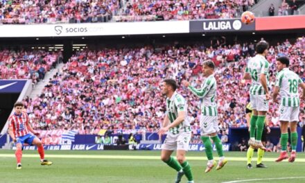 Así fue el golazo de tiro libre de Julián Álvarez al Betis