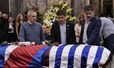 En el funeral de Mujica, Axel Kicillof le pidió disculpas al pueblo uruguayo por el tuit de Javier Milei