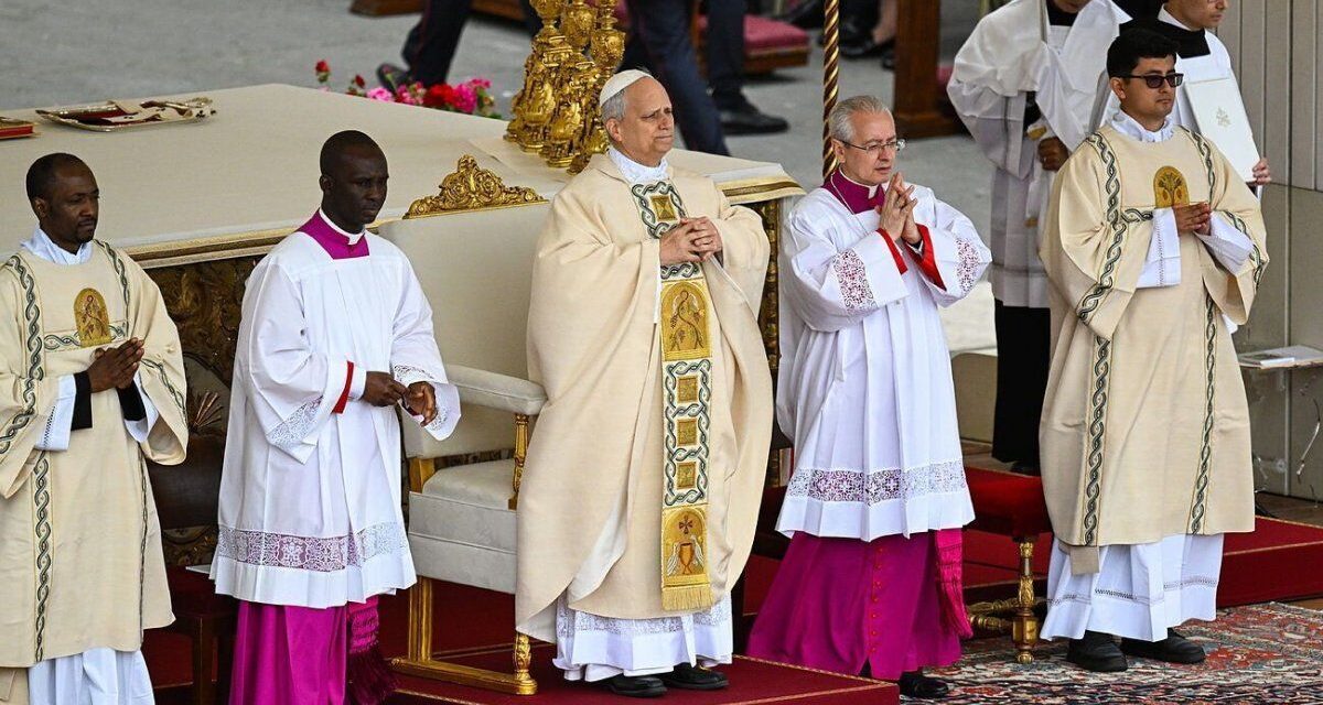 En su misa de asunción, el papa León XIV recordó a Francisco y llamó a la paz y a cuidar a los pobres