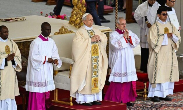 En su misa de asunción, el papa León XIV recordó a Francisco y llamó a la paz y a cuidar a los pobres