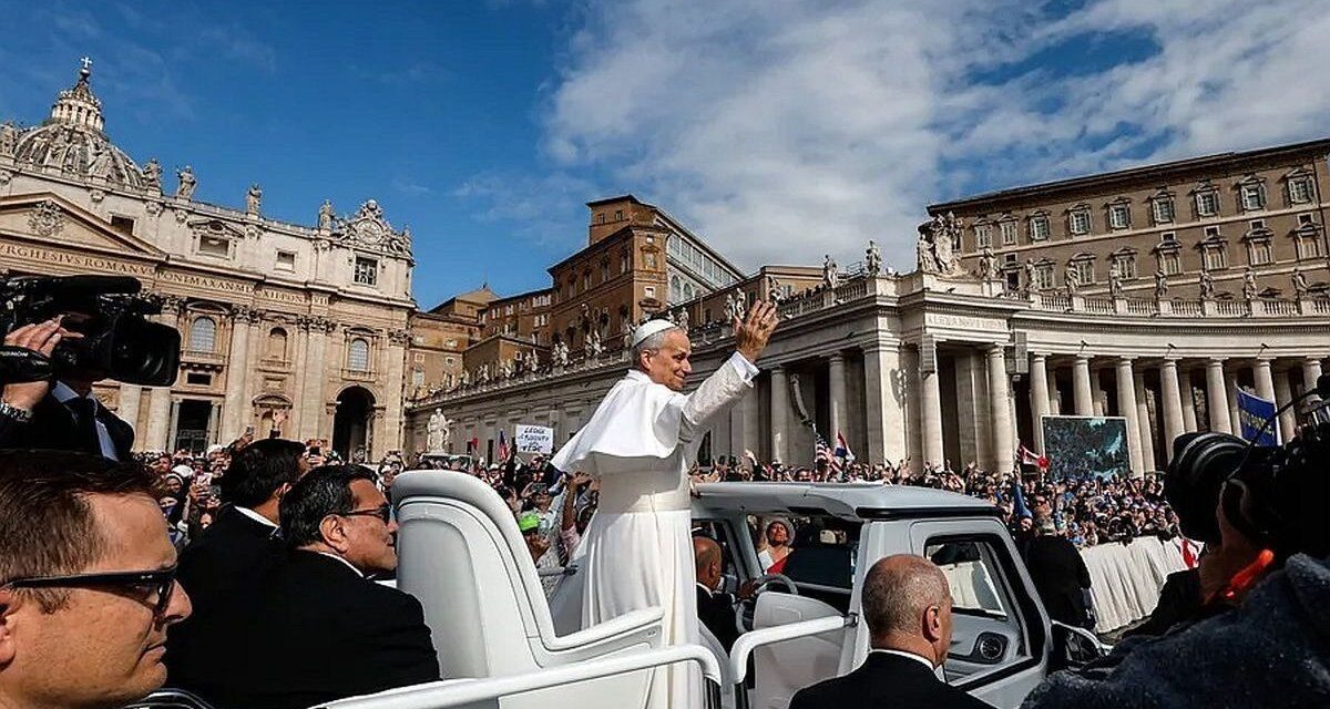 Por primera vez, León XIV recorrió la plaza de San Pedro en el papamóvil