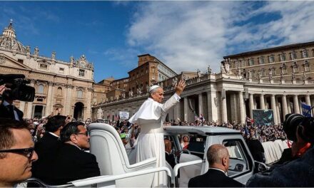Por primera vez, León XIV recorrió la plaza de San Pedro en el papamóvil