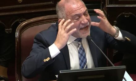 Luis Juez sufrió el robo de su teléfono en plena entrevista y todo quedó grabado