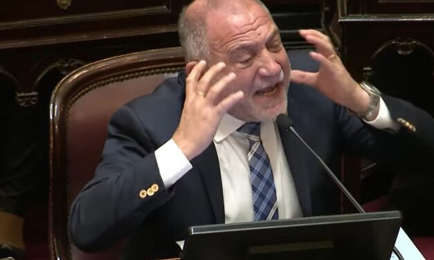 Luis Juez sufrió el robo de su teléfono en plena entrevista y todo quedó grabado