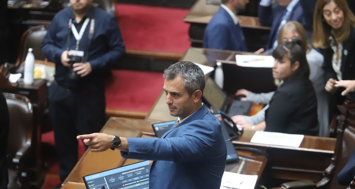 Mariano Cúneo Libarona y Luis Caputo, escurridizos, tienen en vilo a Diputados y corre riesgo la interpelación