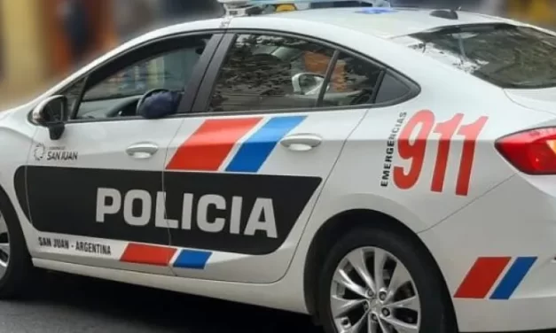 Dos jóvenes terminaron detenidos tras atacar a un policía con una pala