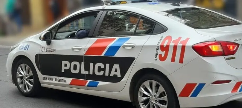 Dos jóvenes terminaron detenidos tras atacar a un policía con una pala