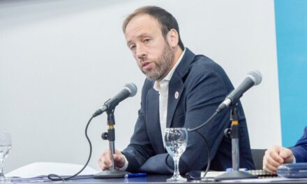 Provincia ofreció aumentos salariales a estatales y docentes y se comprometió a reabrir paritarias en agosto