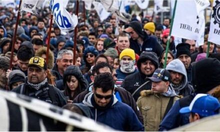 Los trabajadores de Tierra del Fuego levantaron las protestas tras un acuerdo que garantiza empleos hasta fin de año