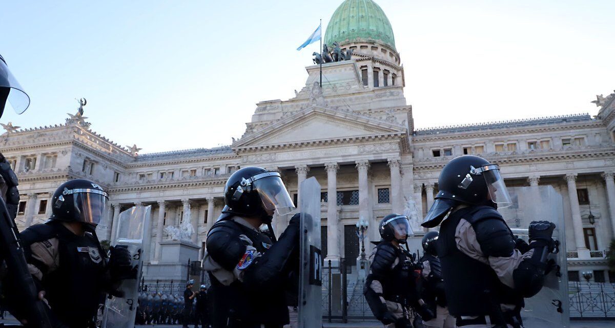 La oposición apuntó contra el uso del Congreso para el resguardo de las fuerzas federales durante las marchas