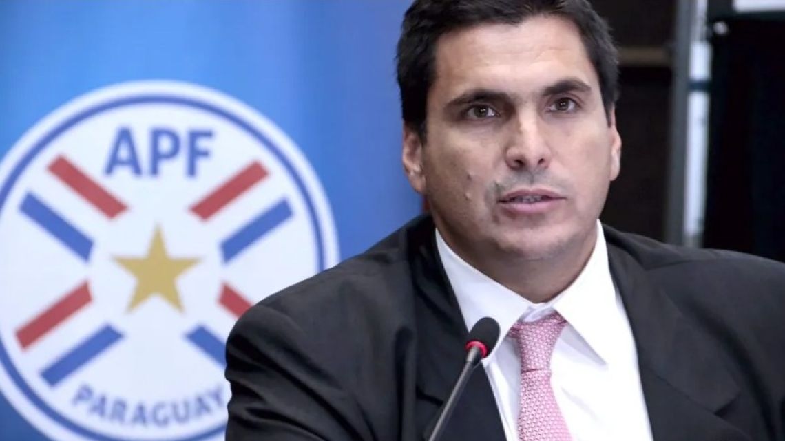 El jefe del fútbol paraguayo en la mira por audios con representantes