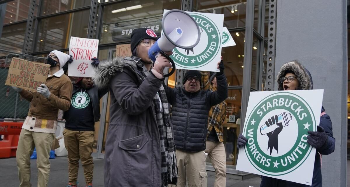 Gran huelga de trabajadores de Starbucks en Estados Unidos por nuevo código de vestimenta