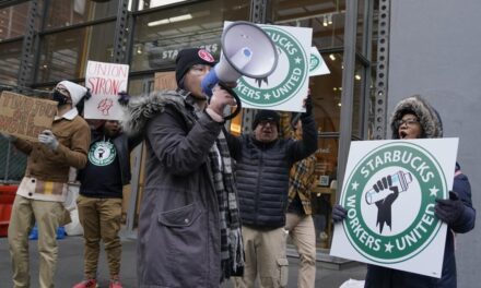Gran huelga de trabajadores de Starbucks en Estados Unidos por nuevo código de vestimenta