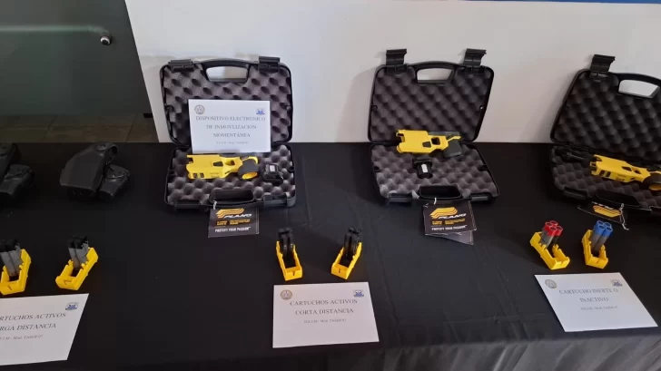 La Policía de San Juan presentó las pistolas Taser: 16 agentes ya están capacitados para portarlas