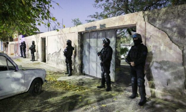 Importante despliegue policial en Trinidad por presunta venta de estupefacientes