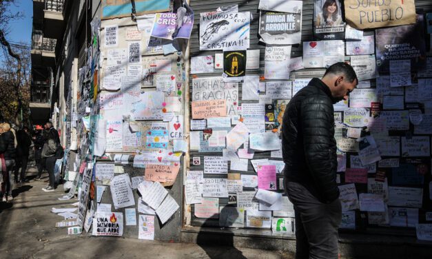Historias detrás de los carteles y ofrendas en el departamento de Cristina Kirchner