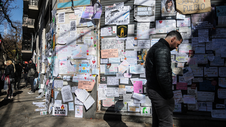 Historias detrás de los carteles y ofrendas en el departamento de Cristina Kirchner