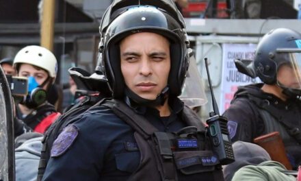 Las mil y una excusas del policía que gaseó a la nena de diez años para tratar de salir impune