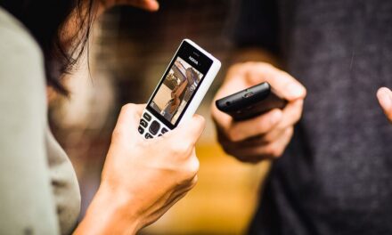 Qué hay detrás del inesperado auge de los celulares viejos, sin apps ni pantalla táctil