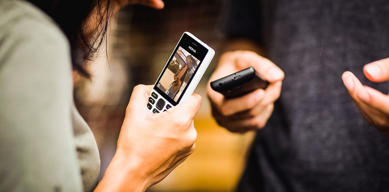 Qué hay detrás del inesperado auge de los celulares viejos, sin apps ni pantalla táctil