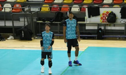 <div class="volanta-custom" style="
                color: #444;
                font-size: 0.8rem;
                font-weight: 600;
                line-height: 1.1;
                margin-bottom: 6px;
                text-transform: uppercase;
                letter-spacing: 0.3px;
                text-align: left;
            ">Se prepara para la Nations League 2025</div><div class="post-title-custom" style="text-align: left;">La selección de voley está en su casa</div>