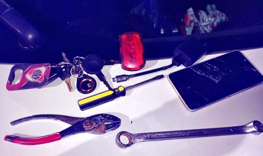 Quiso desvalijar un auto y lo detuvieron en pleno acto