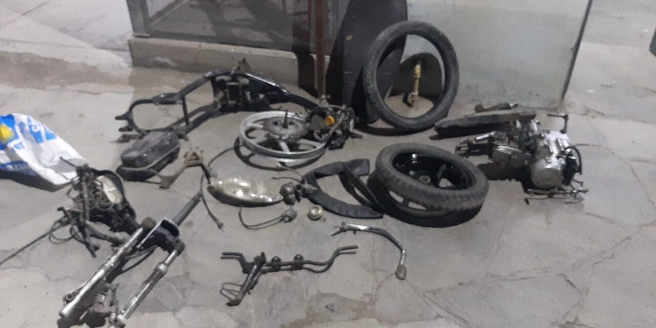 Hallan moto robada desarmada y enterrada
