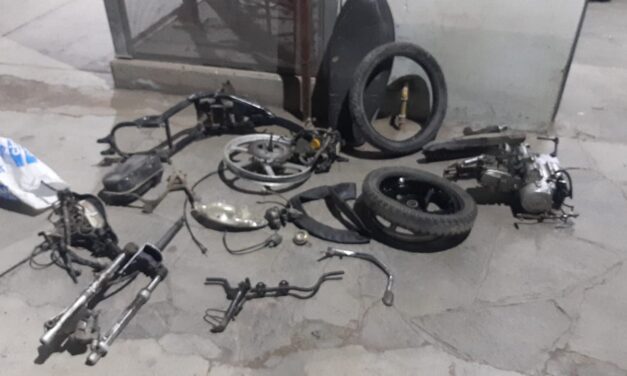Hallan moto robada desarmada y enterrada
