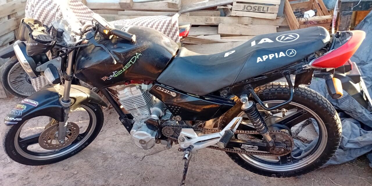 Intentaron huir, pero los atraparon con una moto robada