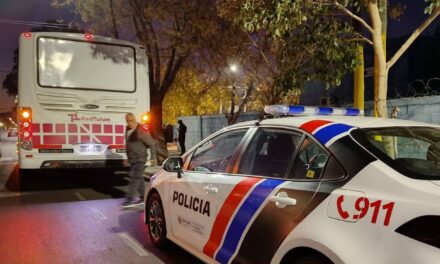 <div class="volanta-custom" style="
                color: #444;
                font-size: 0.8rem;
                font-weight: 600;
                line-height: 1.1;
                margin-bottom: 6px;
                text-transform: uppercase;
                letter-spacing: 0.3px;
                text-align: left;
            ">Imágenes impactantes</div><div class="post-title-custom" style="text-align: left;">Violento ataque a colectivo en Mendoza y Corrientes: Madre e hija heridas</div>