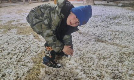 Calles y plazas llenas de vecinos que salieron a celebrar la nevada