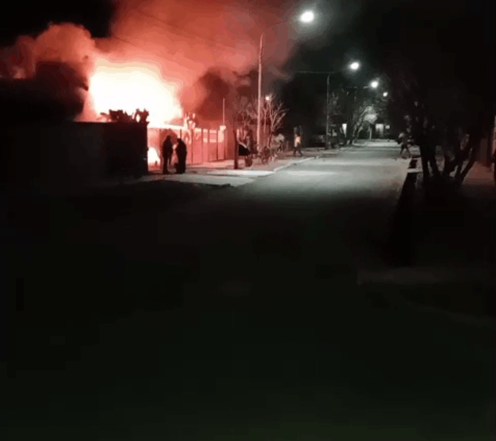 Incendio en Calingasta: Dos viviendas afectadas en el barrio Centinela