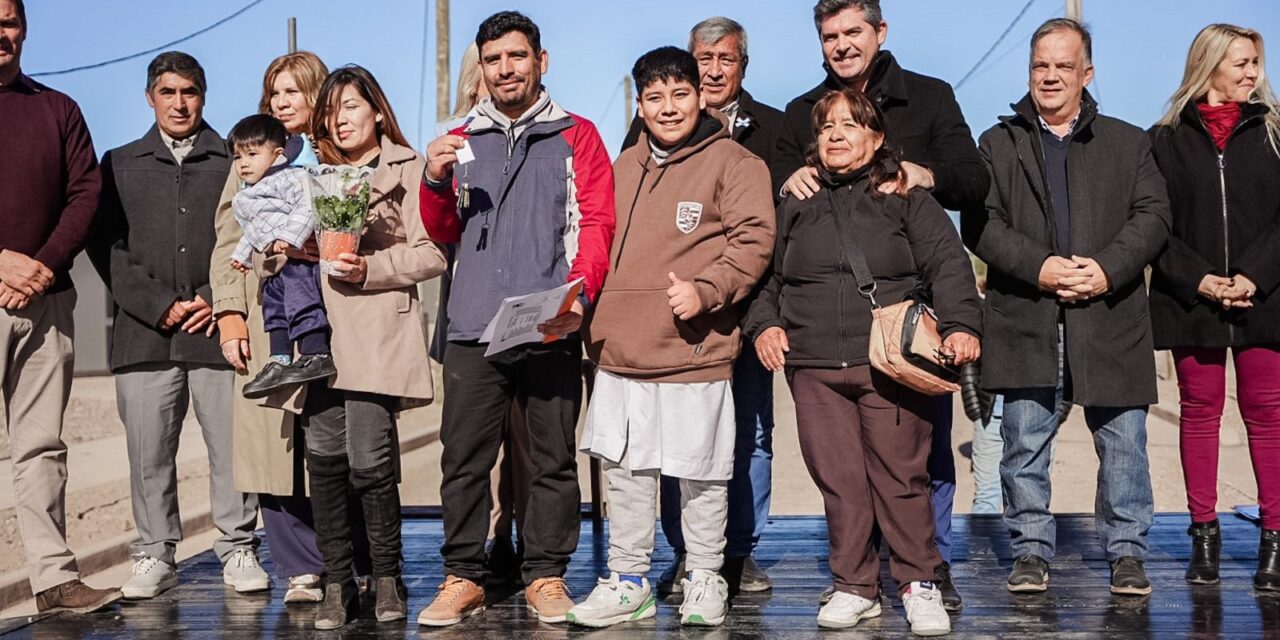 Orrego entregó viviendas en Calingasta y afirmó que “el sueño de muchas familias hoy se cumple”