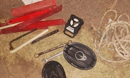 Robaron elementos de un auto con un menor y terminaron detenidos