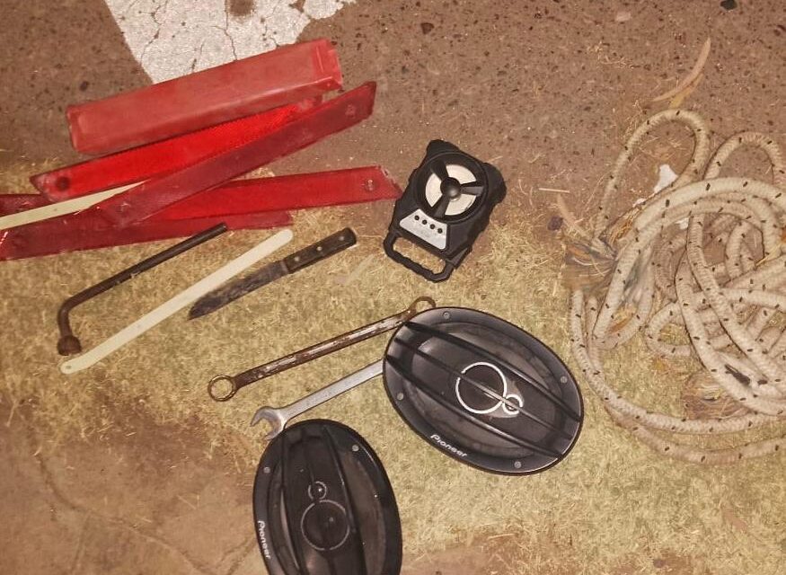 Robaron elementos de un auto con un menor y terminaron detenidos