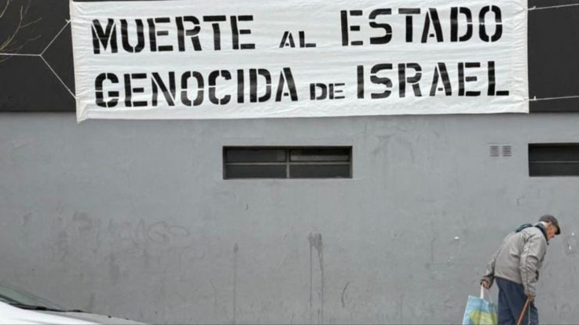 Actitud antisemita de la barra de All Boys: Ataúd, pasacalles y banderas contra Israel en la previa del partido contra Atlanta