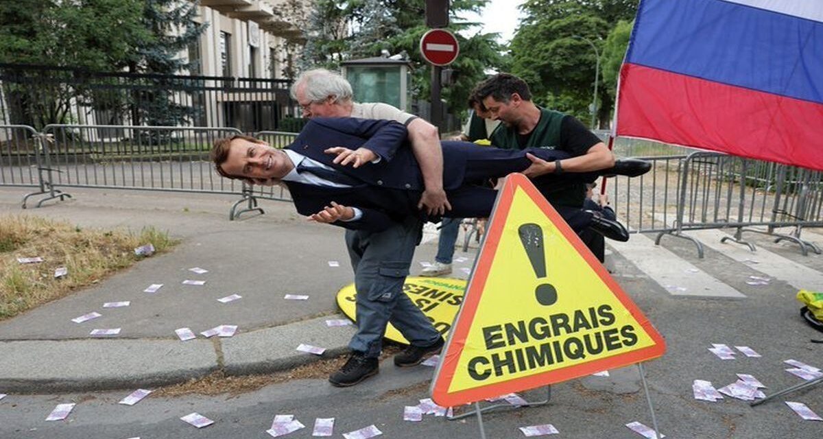 Activistas de Greenpeace robaron una estatua de Emmanuel Macron y la colocaron frente a la embajada rusa