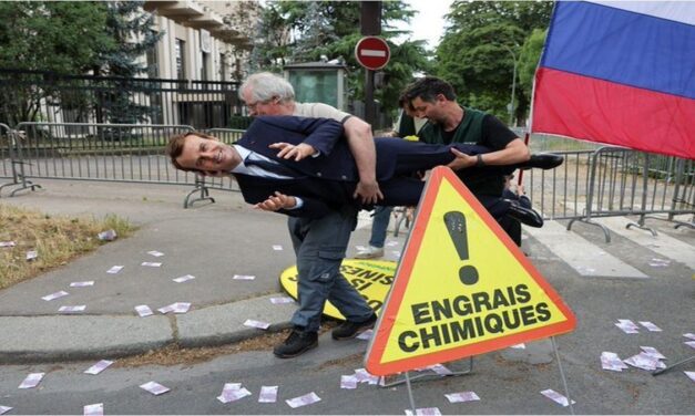 Activistas de Greenpeace robaron una estatua de Emmanuel Macron y la colocaron frente a la embajada rusa