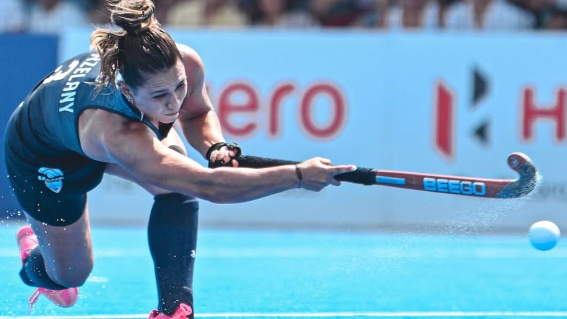 La emoción de Agustina Gorzelany tras hacerle dos goles a Inglaterra y dedicarselo a su papá, excombatiente de Malvinas