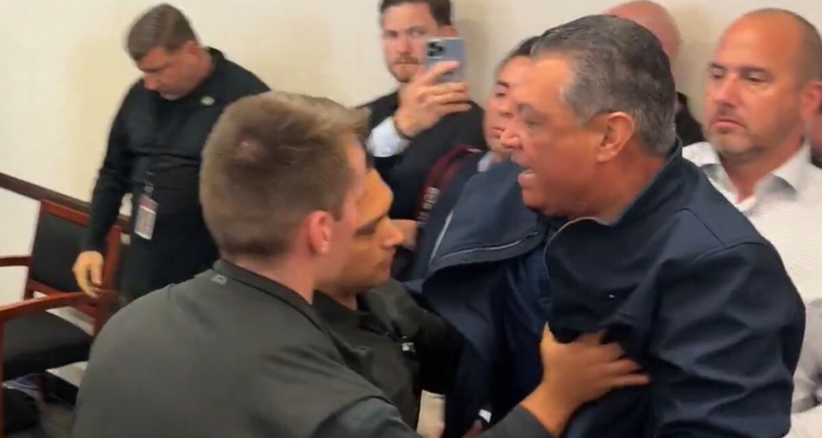 Expulsaron a los empujones a un senador demócrata de una conferencia de prensa de la secretaria de Seguridad