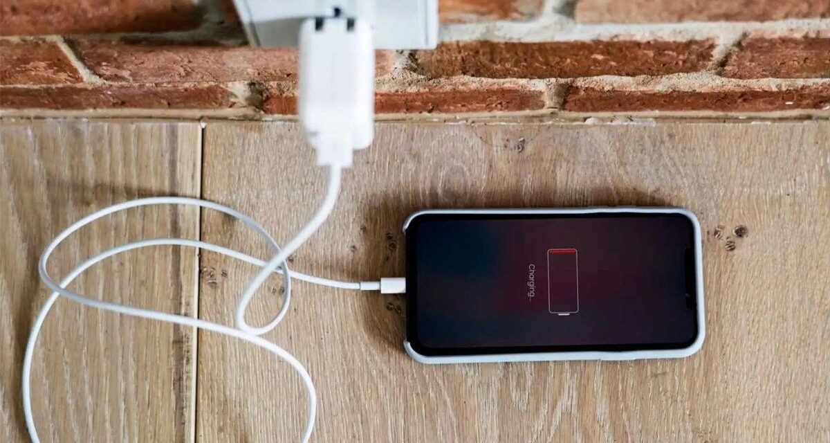 ¿Es bueno o malo dejar el celular cargando toda la noche?