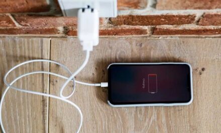 ¿Es bueno o malo dejar el celular cargando toda la noche?